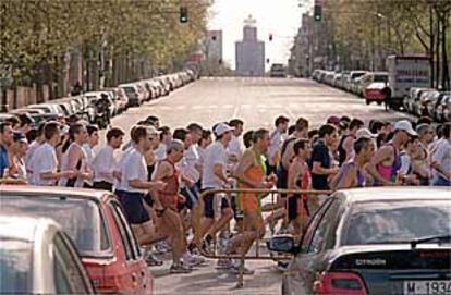Varios participantes en el Medio Maratón de Madrid, ayer, momentos después de la salida.