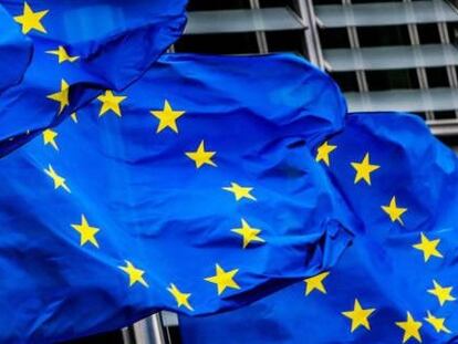 Banderas de la Unión Europea ondean ante la sede de la Comisión Europea en Bruselas (Bélgica).
