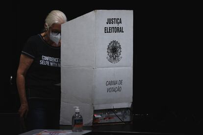 Una mujer marca su voto en una de las cabinas de votación. 
