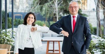 María Jesús Almazor, CEO de ciberseguridad y cloud de Telefónica Tech, y Albert Triola, director general de Oracle.