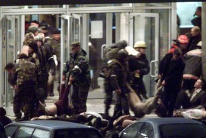 Liberación de rehenes por fuerzas especiales rusas en el teatro Dubrovka de Moscú, en 2002.