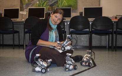 Birgy Lorenz, con sus robots.