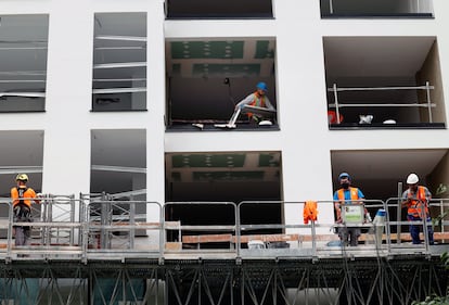 Obras de construcción de vivienda nueva en Valencia, a finales de mayo.