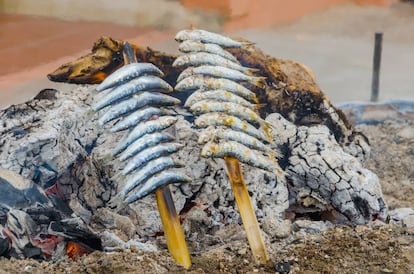 El espeto forma parte de la tradición malagueña de asar pescado. Es un reclamo turístico de la Costa del Sol.