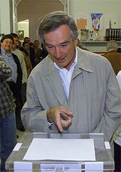 Xavier Trias, candidato de CiU a la alcaldía de Barcelona, tras votar.