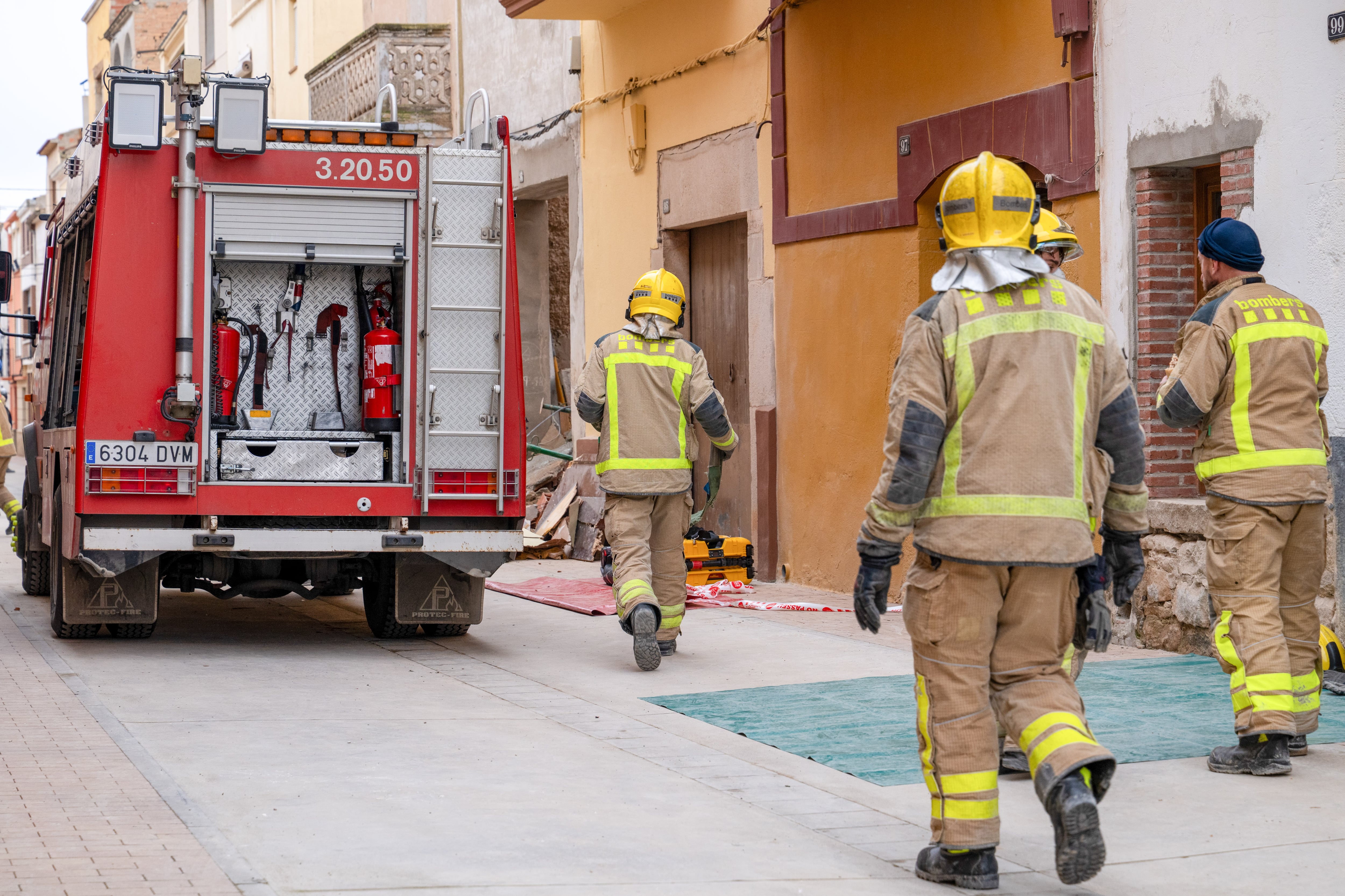 Un socavón en las obras de la L9 del metro obliga a desalojar cinco fincas en el barrio del Putxet de Barcelona
