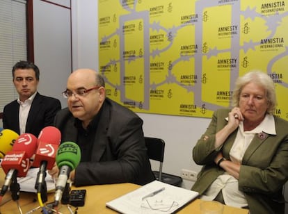 Esteban Beltrán, en el centro, con Nicola Duckworth a su derecha, en Vitoria.