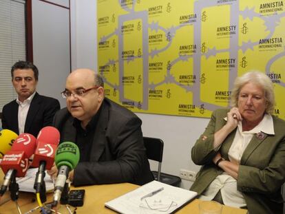 Esteban Beltrán, en el centro, con Nicola Duckworth a su derecha, en Vitoria.