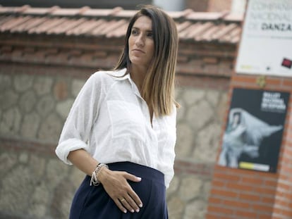 María Fernández, ante la entrada de la sede del Ballet Nacional de España, en Madrid.