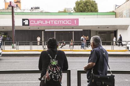 Exterior de la estación Cuauhtemoc de la línea 1 del suburbano con su simbología representativa.