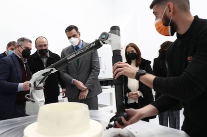 El presidente del Gobierno, Pedro Sánchez, junto a los trabajadores de la empresa "Inventia Kinetics", cuya sede ha visitado. Sede de Inventia Kinetics, Getafe (Madrid).