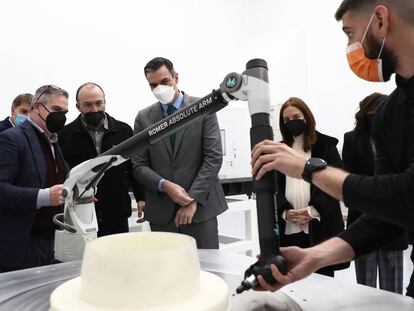 El presidente del Gobierno, Pedro Sánchez, junto a los trabajadores de la empresa "Inventia Kinetics", cuya sede ha visitado. Sede de Inventia Kinetics, Getafe (Madrid).