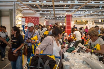 Visitantes recorren los diferentes pisos de la tienda.