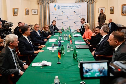 El secretario general de la OTAN, Mark Rutte; el presidente finlandés, Alexander Stubb; la presidenta de Italia, Giorgia Meloni; la presidenta de la Comisión Europea, Ursula von der Leyen; y el primer ministro del Reino Unido, Keir Starmer; durante la "reunión preparatoria" junto al presidente ucraniano, Volodímir Zelenski en la embajada ucraniana en Washington (EEUU), este lunes.