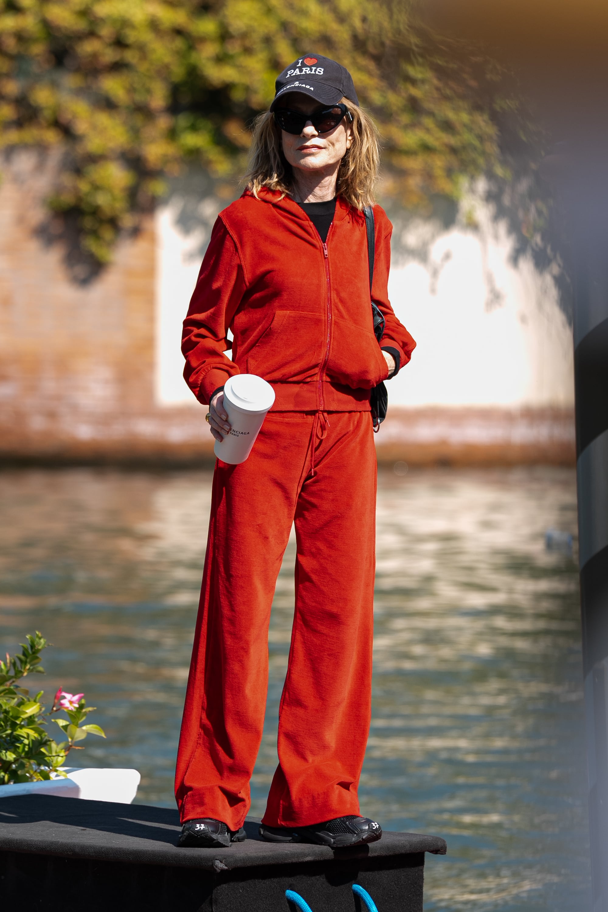 Todos los looks de Isabelle Huppert en Venecia, la estrella que a los 71 se atreve con todo 