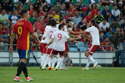Tornike Okriashvili, el mediocampista de Georgia celebra con sus compañeros de equipo el primer gol durante el partido de fútbol amistoso de EURO 2016 España-Georgia.