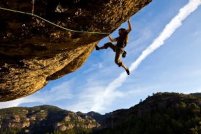 Escalada deportiva en las paredes de Margalef, en la sierra del Montsant (Tarragona).