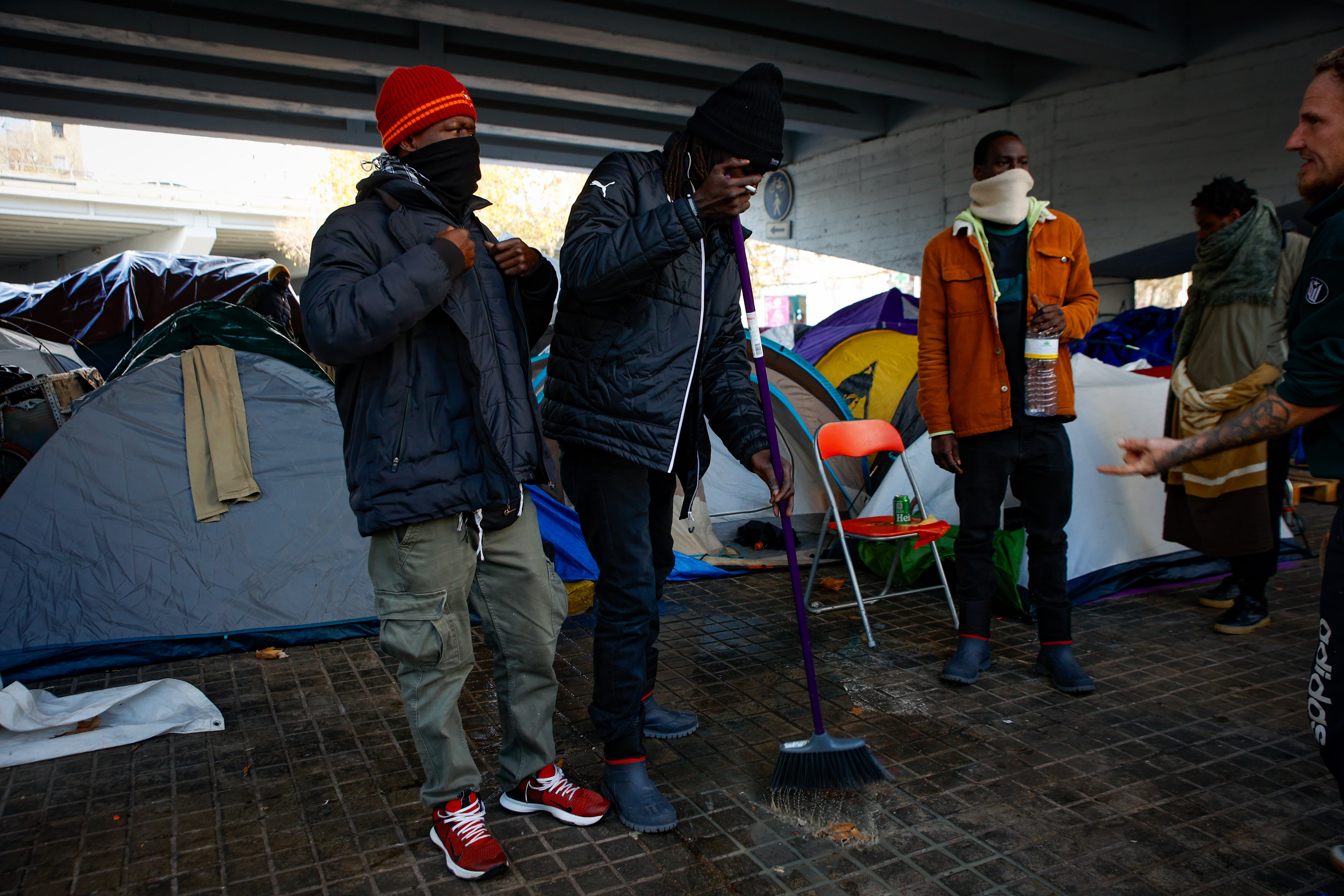 Cinco hurtos, tres “molestias”, incendios y una pelea mortal: el documento que avaló el desalojo de migrantes en Badalona