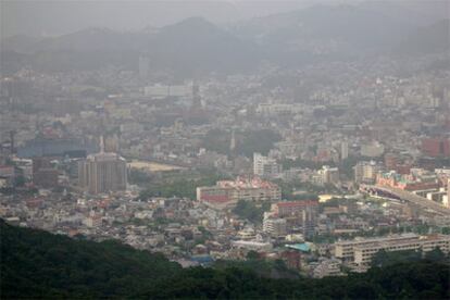 Vista actual de la ciudad de Nagasaki, en la isla de Kyushu, al suroeste de Japón. Las colinas que rodean la ciudad redujeron el impacto de la bomba, que en principio era de mayor potencia que la que cayó sobre Hiroshima.