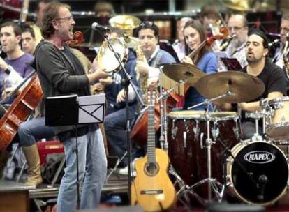 Miquel Gil, ayer, en el Pavelló del Pla de l&#39;Arc, en Llíria, durante el ensayo previo al concierto.