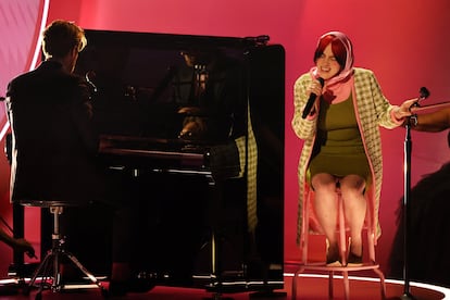 Billie Eilish, con su hermano Finneas al piano, interpretando 'What Was I Made For?' en los Grammy.


