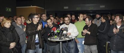 Representantes de los trabajadores explican el preacuerdo al que se había llegado en la madrugada del sábado.