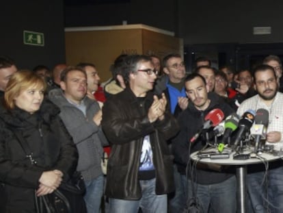 Representantes de los trabajadores explican el preacuerdo al que se hab&iacute;a llegado en la madrugada del s&aacute;bado.