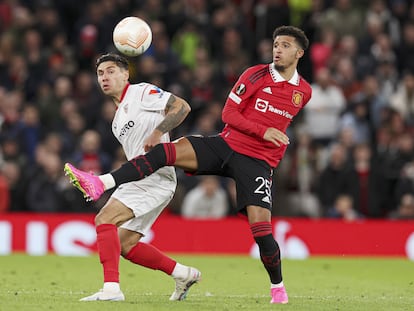 Gonzalo Montiel del Sevilla desafía a Jadon Sancho del Manchester United durante el partido de ida de los cuartos de final de la UEFA Europa League,