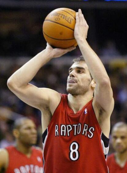 El base español José Manuel Calderón lanza un tiro libre durante el partido contra los Wizards de Washington.