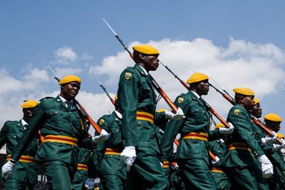 Los miembros de la Guardia Presidencial de Zimbabue marchan en formación durante las celebraciones del Día de las Fuerzas de Defensa celebradas en el Estadio Nacional de Deportes, en Harare.