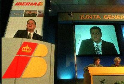 El presidente de Iberia, Xabier de Irala, interviene durante la junta de accionistas celebrada ayer.