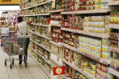 Una mujer realiza la compra en un hipercado de la cadena Alcampo