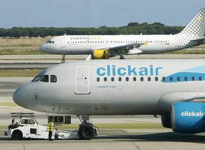 Aviones de Clickair y Vueling en el aeropuerto de El Prat (Barcelona).