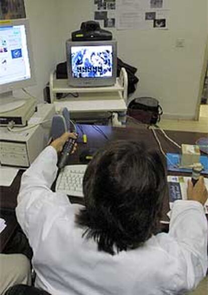 La doctora Bru realiza una ecografía desde el hospital Clínico a un  paciente que se encuentra en Chipre.