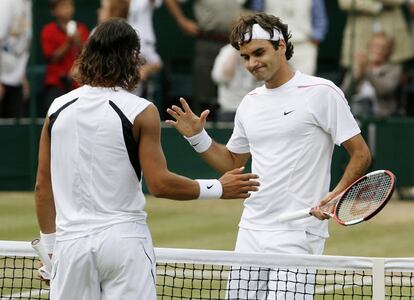 Federer recibe la enhorabuena de Nadal tras vencerle en la final del torneo de Wimbledon en 2006.