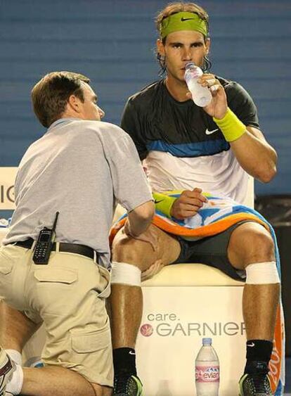 Nadal es atendido durante el Abierto de Australia.