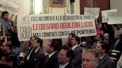 Leodegario Aguilera Lucas, director de la revista mensual 'Mundo Político'. Investigaba el supuesto enriquecimiento del exgobernador priista René Juárez, antes de desaparecer el 22 de mayo de 2004.