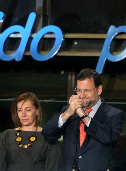 Rajoy y su esposa, Elvira Fernández, en el balcón de la sede del PP la noche de las elecciones, tras conocerse la victoria socialista.
Foto: Gorka Lejarcegi