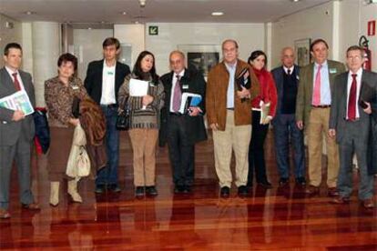 Representantes de las asociaciones que convocaron la manifestación contra la LOE, ayer en el Congreso antes de reunirse con Rubalcaba.