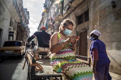 Una mujer mira su teléfono móvil en La Habana, Cuba,