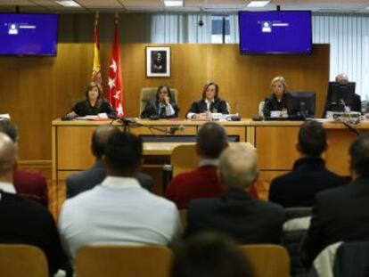 De espaldas, los acusados en el Madrid Arena. Al fondo, las magistradas.