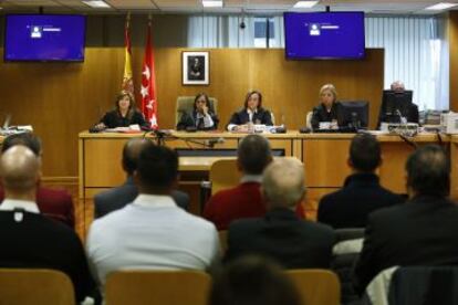 De espaldas, los acusados en el Madrid Arena. Al fondo, las magistradas.