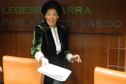 La ministra de Educación, Isabel Celaá, comparece ante la comisión del Parlamento vasco que investiga el cártel de los comedores escolares.