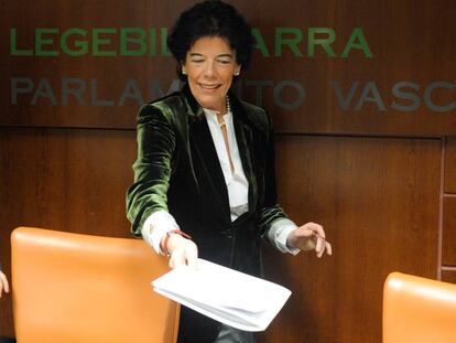 La ministra de Educación, Isabel Celaá, comparece ante la comisión del Parlamento vasco que investiga el cártel de los comedores escolares.