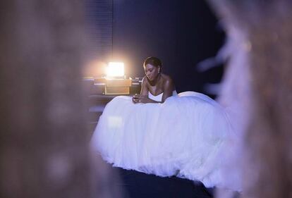 Serena Williams se casó en 2017 en Nueva Orleans con Alexis Ohanian, el cofundador de Reddit y padre de su hija Alexis Olympia, que nació dos meses antes. Para la ceremonia, la tenista lució un vestido exquisito de Sarah Burton para Alexander McQueen, el mismo diseñador que creó el vestido de la Duquesa de Cambridge. Entre los invitados había rostros conocidos como Beyoncé, Eva Longoria Kim Kardashian y Anna Wintour.