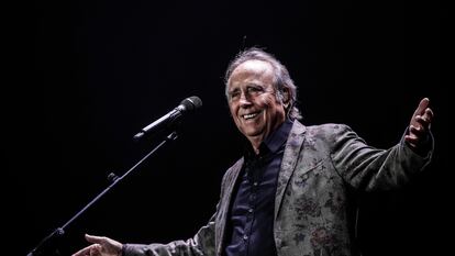 Joan Manuel Serrat, en uno de sus conciertos de despedida en el Wizink Center de Madrid, el 15 de diciembre de 2022.