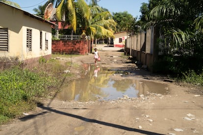 Una niña en un camino de la comunidad de Tornabé, en la ciudad de Tela (Honduras).