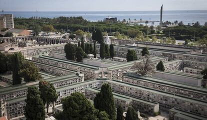 El cementiri del Poblenou, amb el litoral de Barcelona al fons.