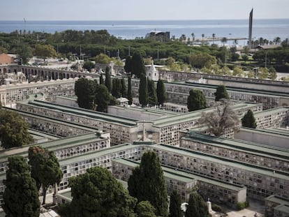 El cementerio del Poblenou, con el litoral de Barcelona al fondo.