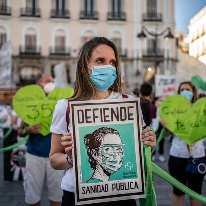 DVD 1007 (29-06-20) 
Cientos de personas se han concentrado en la Puerta del Sol en defensa de la sanidad publica y bajo el lema Sanitarios Necesarios. 
Foto: Olmo Calvo
